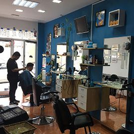 Peluquería Caballero Miguel Santana peluquero y cliente en instalaciones de peluquería